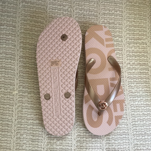 NIB Michael Kors SIGNATURE flip flops POWDER BLUSH - Picture 1 of 3